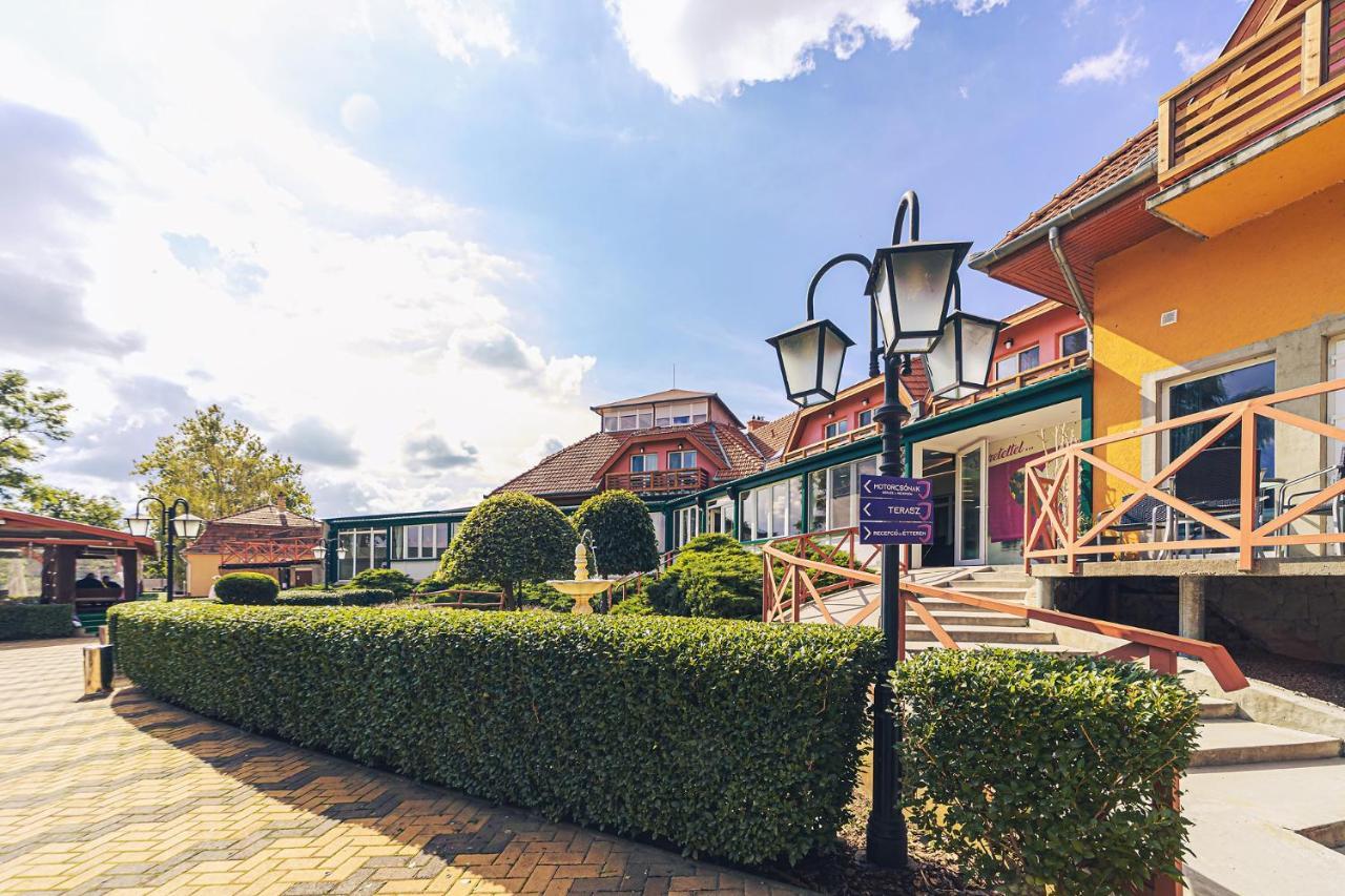 Martoni Resort & Restaurant Szigetszentmárton Exteriör bild