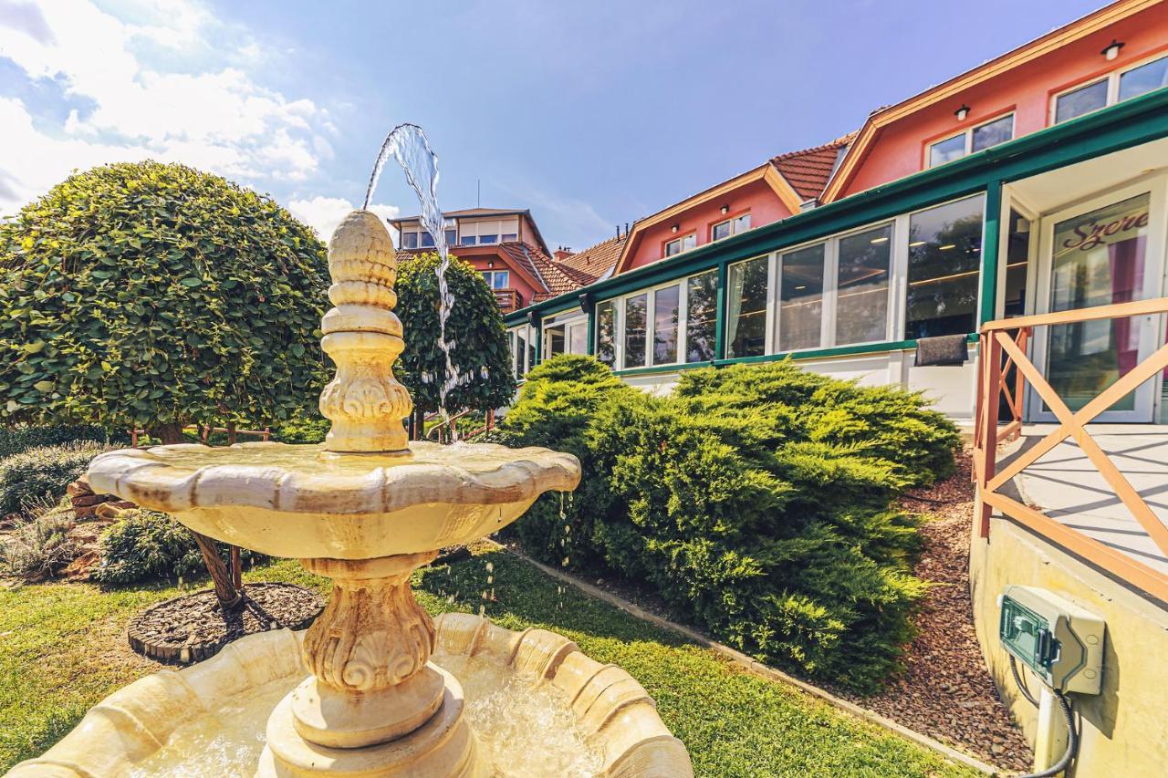 Martoni Resort & Restaurant Szigetszentmárton Exteriör bild