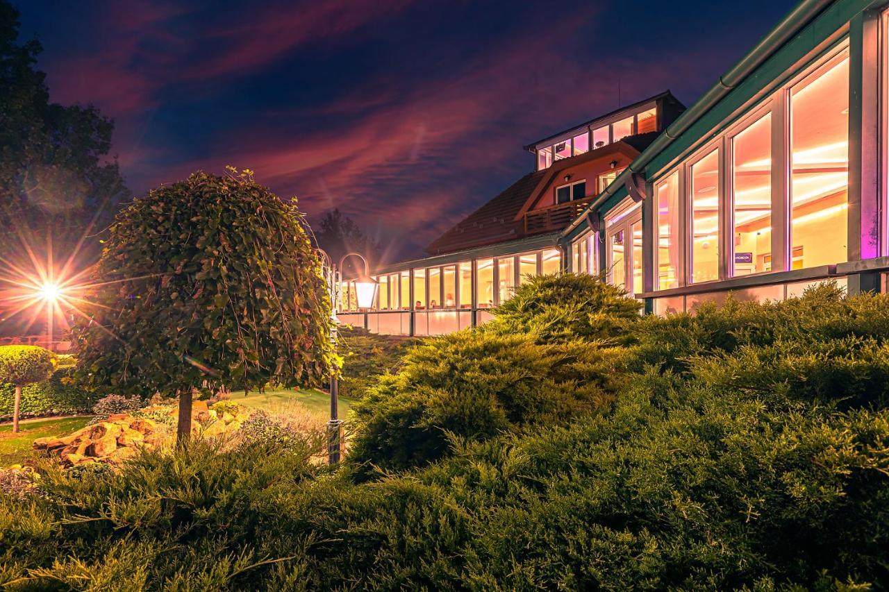 Martoni Resort & Restaurant Szigetszentmárton Exteriör bild
