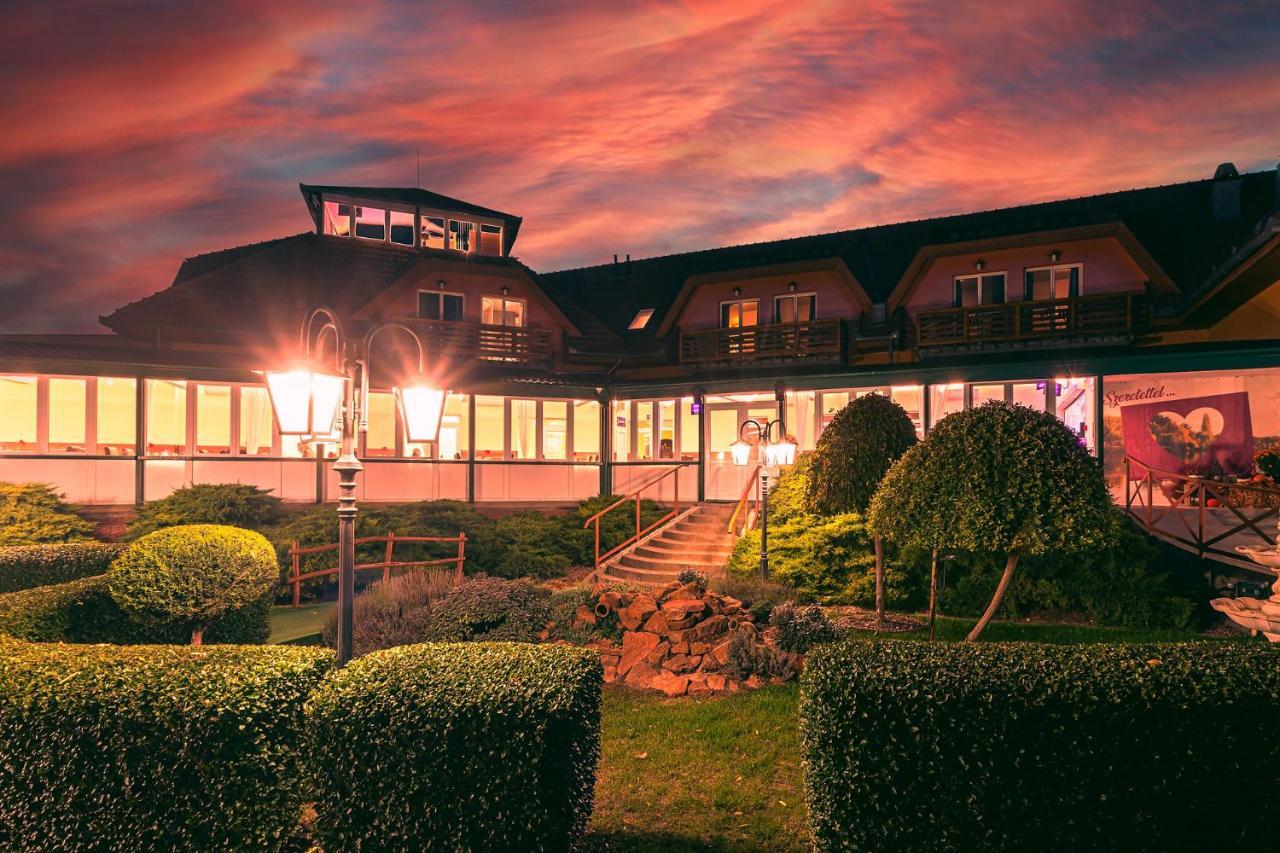 Martoni Resort & Restaurant Szigetszentmárton Exteriör bild