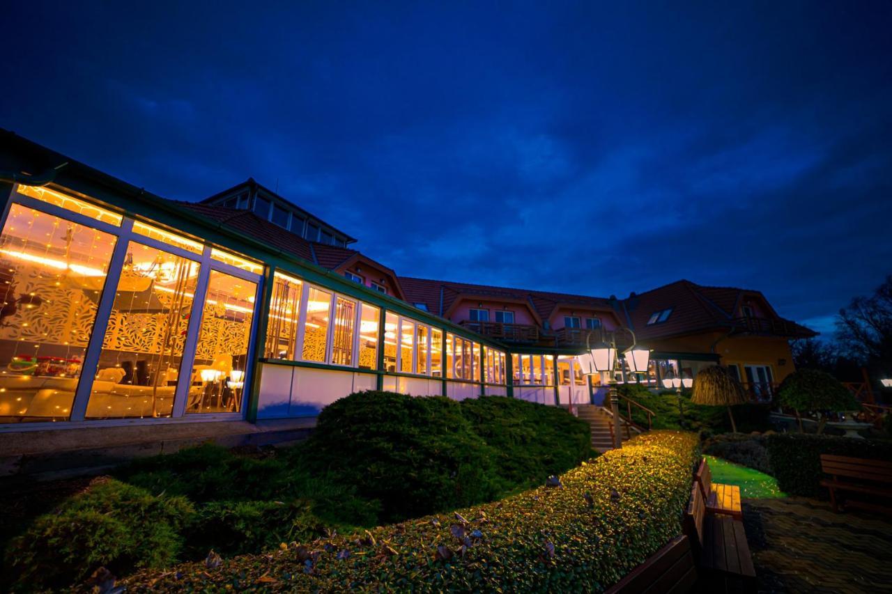 Martoni Resort & Restaurant Szigetszentmárton Exteriör bild